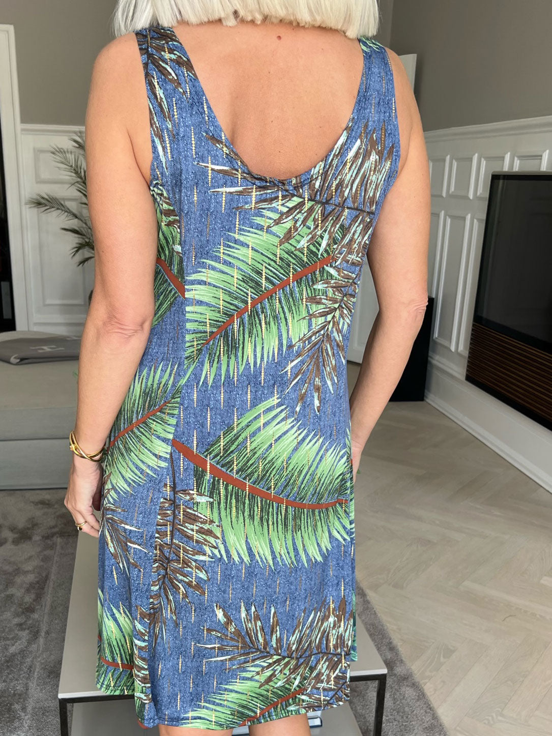 Maj Palm - Sød elastisk sommerkjole med palmemønster